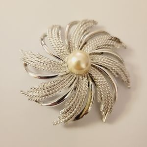 Beautiful  Sarah Coventry Pearl Pin Brooch